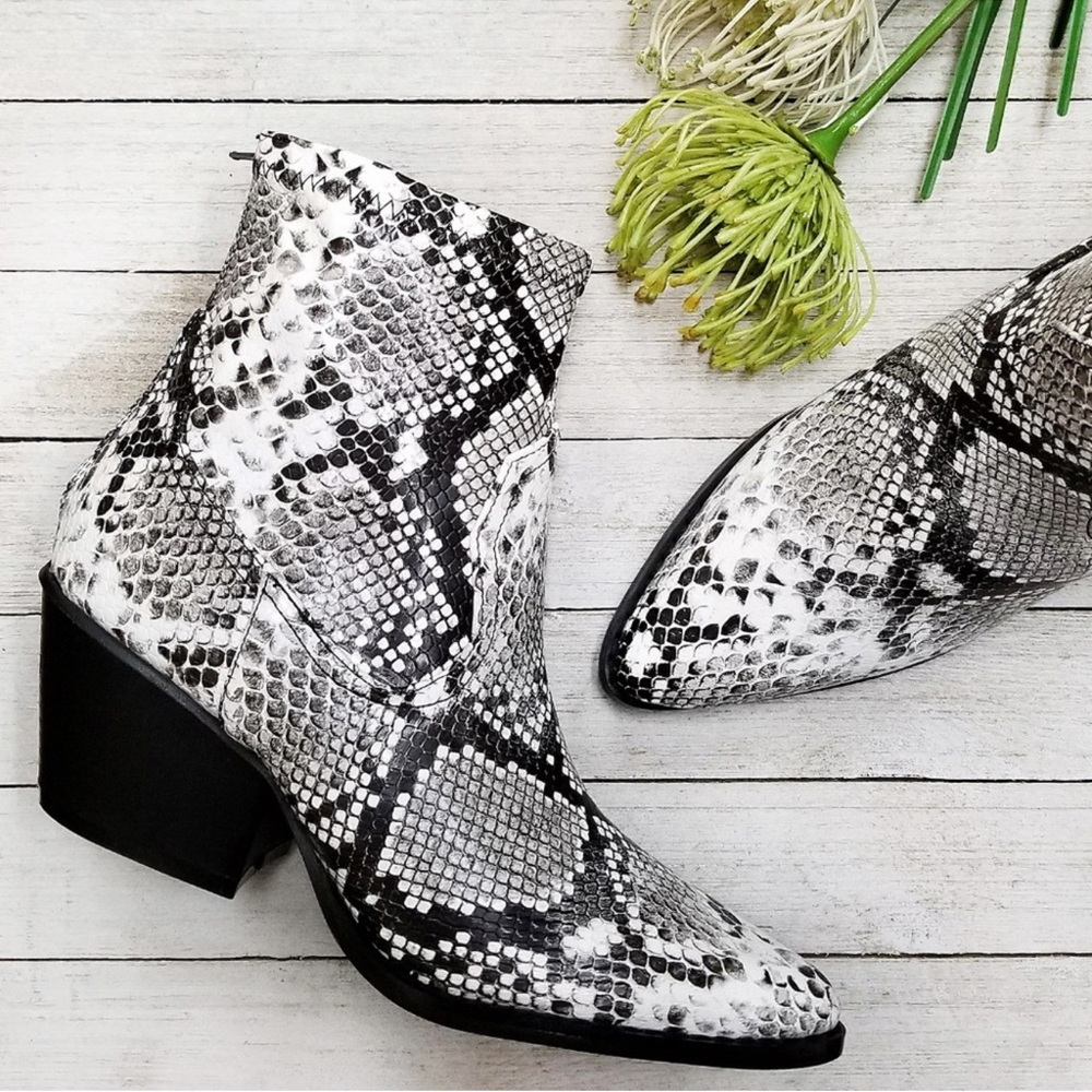New Snake Skin Cowboy booties Like New 🤠